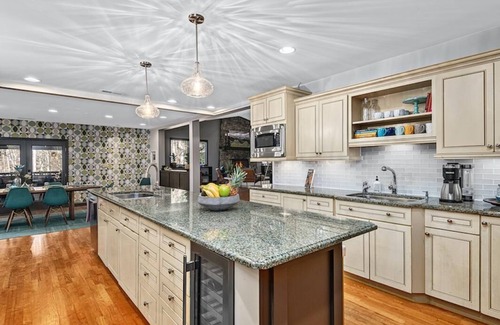 Asheville House | SPACIOUS KITCHEN, GREAT OUTDOOR SPACE, FIRE TABLE, GAME RM, WIFI