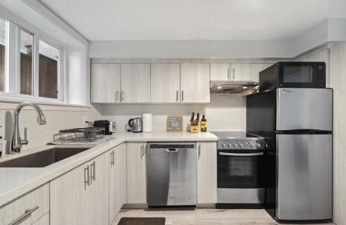 Kitsilano Apartment | Spacious Kitsilano 2BR Suite with Street Parking for 6 Guests