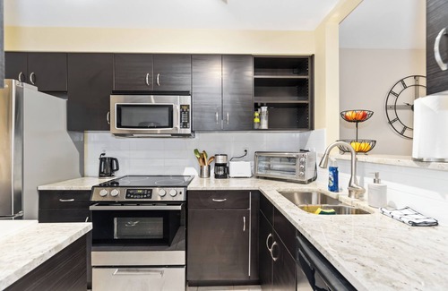 Kitsilano Condo | Spacious Kitsilano Condo with Office