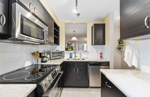Kitsilano Condo | Spacious Kitsilano Condo with Office