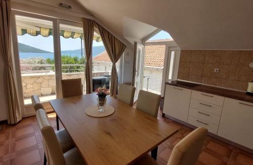 Kumbor Apartment | Spacious Kumbor Seafront Apartment