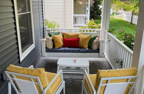 Lakeside House | Spacious Lakeside cottage - Sleeps 16 - steps to Pool, Fitness, & Pickleball
