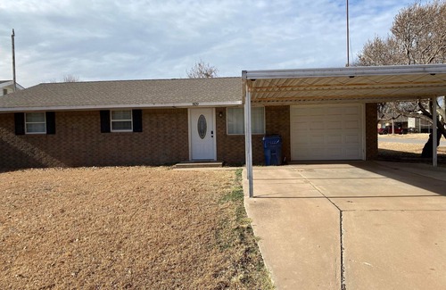 Fay House | Spacious Lake Retreat 3BR Home Near Canton Lake w/Huge Living Room Boat Parking