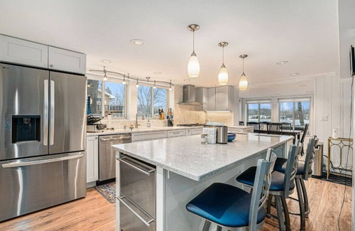 Vandalia House | Spacious Lake Stay Hot Tub 11 Bed Pool Table