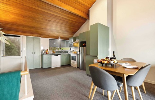 Fernhill House | SPACIOUS LAKE VIEW ALPINE TOWNHOUSE WALK TO TOWN