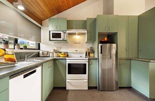 Fernhill House | SPACIOUS LAKE VIEW ALPINE TOWNHOUSE WALK TO TOWN