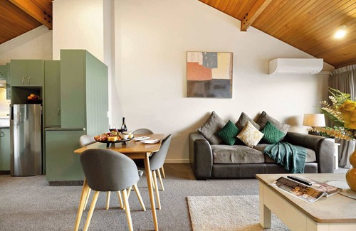 Fernhill House | SPACIOUS LAKE VIEW ALPINE TOWNHOUSE WALK TO TOWN