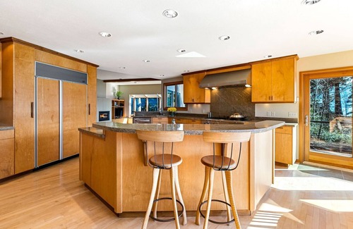 Bellingham House | Spacious Lake Whatcom Waterfront Home - Luxury from Sunrise to Sunset!