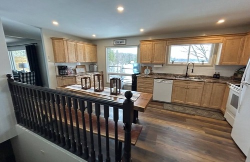 Machar Cottage | Spacious Lakefront family friendly six bedroom cottage on beautiful Eagle Lake.