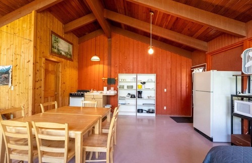 Sterling Cabin | Spacious Lakefront Cabin for Groups-Sleeps 6, Kitchen, Stained Glass Charm