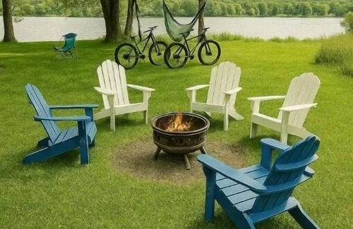 East Haddam House | Spacious Lakefront Home|Bikes|Hot Tub| Kayak|Group