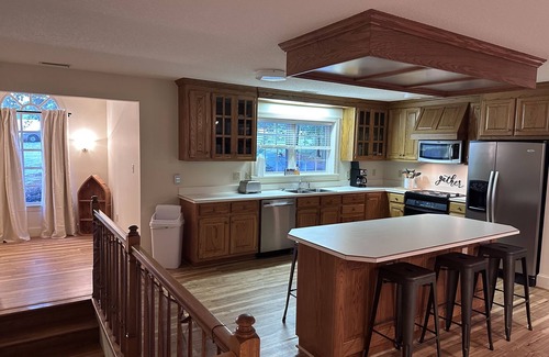 Norwood House | Spacious Lakehouse, Huge Flat Yard, Premium Linens Included!