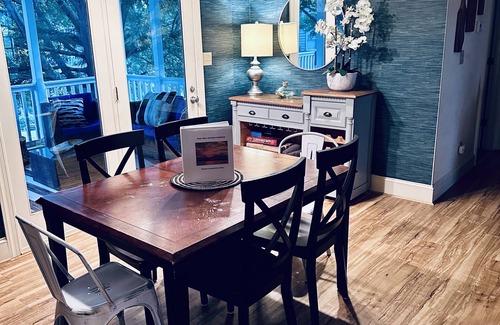 Norwood House | Spacious Lakehouse, Huge Flat Yard, Premium Linens Included!