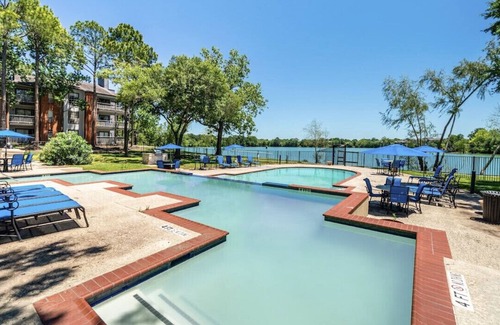 Southbelt/Ellington Apartment | Spacious lakeside apartment minutes from Hobby, NASA, Downtown