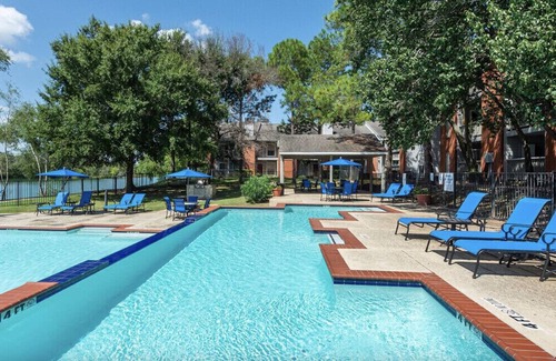 Southbelt/Ellington Apartment | Spacious lakeside apartment minutes from Hobby, NASA, Downtown