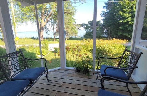 Whitby Cottage | Spacious Lakeside Retreat within GTA Conservation Area with Wildlife.