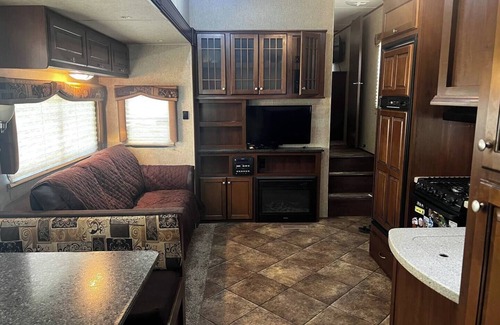 Bridgeport House | Spacious Lakeside Travel Trailer: Ultimate Comfort Awaits