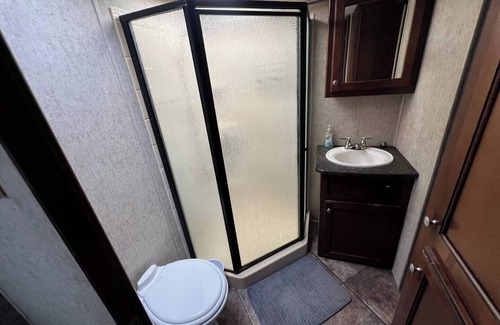 Bridgeport House | Spacious Lakeside Travel Trailer: Ultimate Comfort Awaits