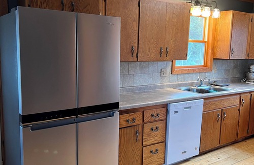 Crofton Cabin | Spacious Lakeview Cabin Minutes from Private Beach