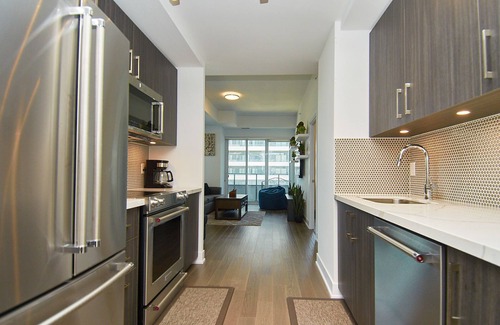 Humber Bay Condo | ★Spacious Lakeview Condo Near Downtown (Sleeps 6 adults + 2 kids)★