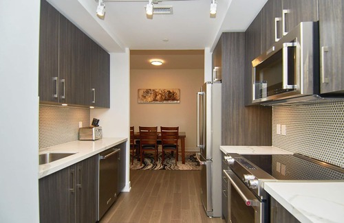 Humber Bay Condo | ★Spacious Lakeview Condo Near Downtown (Sleeps 6 adults + 2 kids)★