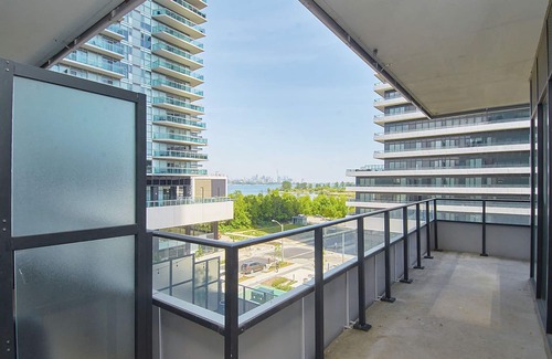 Humber Bay Condo | ★Spacious Lakeview Condo Near Downtown (Sleeps 6 adults + 2 kids)★