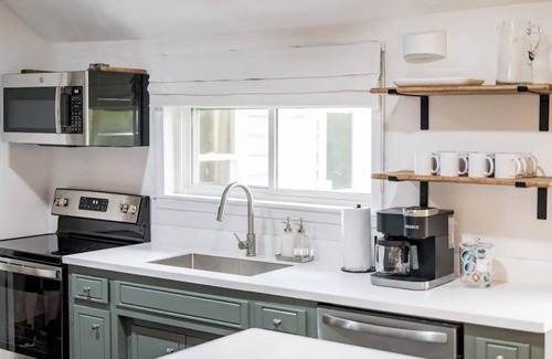 Altavista House | Spacious Large Group Getaway w/Hot Tub + Games!