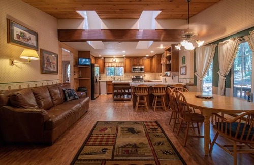 Glencoe House | Spacious Large Homestyle Family Cabin in LMP Arnold