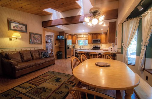 Glencoe House | Spacious Large Homestyle Family Cabin in LMP Arnold