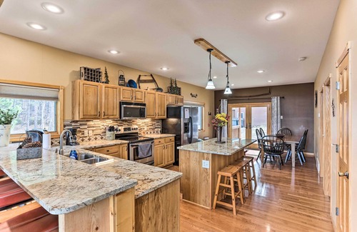 Deadwood Cabin | Spacious Lead Getaway w/Private Hot Tub & Deck!