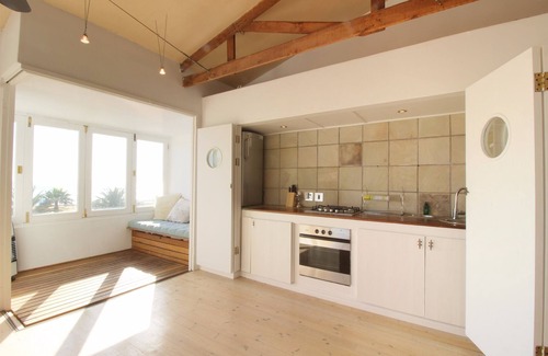 Mouille Point Apartment | Spacious, Light and Bright on the Beachfront!