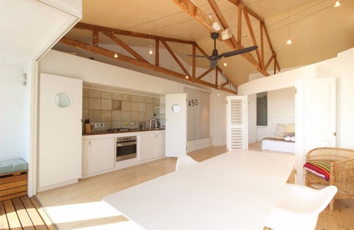 Mouille Point Apartment | Spacious, Light and Bright on the Beachfront!