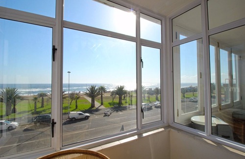 Mouille Point Apartment | Spacious, Light and Bright on the Beachfront!