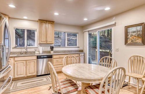 North Upper Truckee House | Spacious lodge with wonderful views & large deck - great location, walk to trail