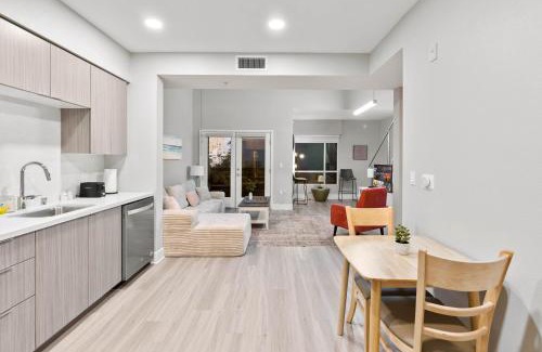 Los Angeles Apartment | Spacious Loft- Hollywood Free Pool, Parking, Gym