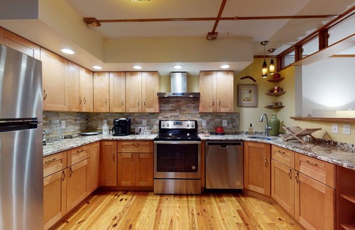 Morehead City Condo | Spacious Loft on Middle Lane in Historic Downtown Beaufort