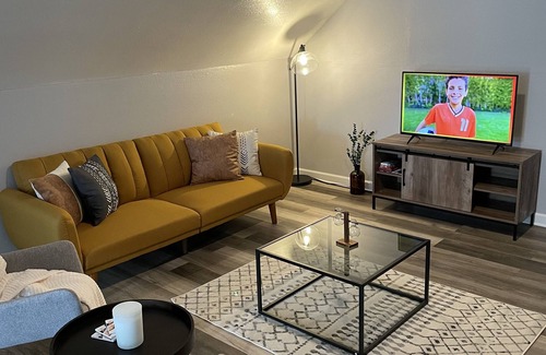 Florence House | SPACIOUS LOFT STEPS AWAY FROM DT FLORENCE!
