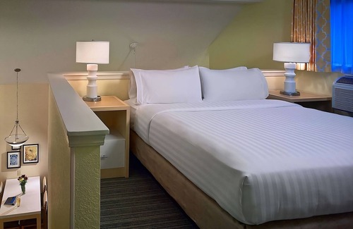 Chesterfield Hotel | Spacious Loft Suite with Fully-equipped Kitchen! W/Pool & Sports Court Onsite!