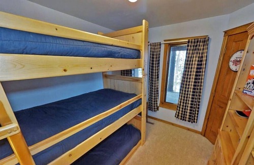 Crosslake Cabin | Spacious log cabin, outdoor living, shore lift