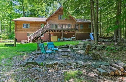 Locust Lake Village Cabin | Spacious Log Cabin, 1 Block to Locust Lake Beach!