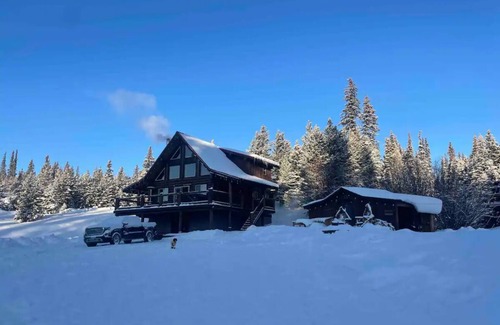 Logan Lake Cabin | Spacious Log Cabin With Hot Tub