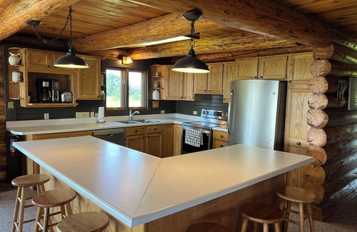Pierre Cabin | Spacious Log Cabin with Stunning River Views – Private Retreat Close to Pierre