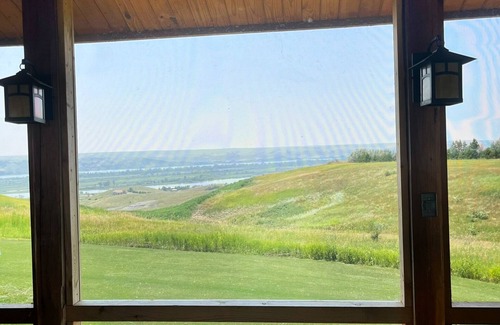 Pierre Cabin | Spacious Log Cabin with Stunning River Views – Private Retreat Close to Pierre
