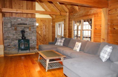 Warwick House | Spacious Log Home in Warwick