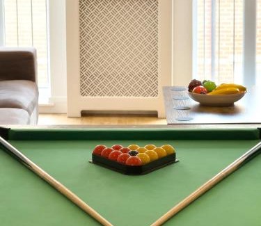 Shoreditch Apartment | Spacious London Shoreditch 3BR 2 Baths, 2 Balconies,Giant 99" TV, Pool Table, PS4