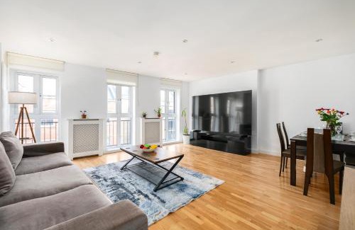Shoreditch Apartment | Spacious London Shoreditch 3BR 2 Baths, 2 Balconies,Giant 99" TV, Pool Table, PS4