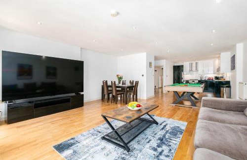 Shoreditch Apartment | Spacious London Shoreditch 3BR 2 Baths, 2 Balconies,Giant 99" TV, Pool Table, PS4