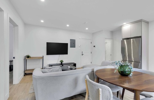 Griffintown Apartment | Spacious-Lux 3-Bedroom Gem in MTL + Terrace
