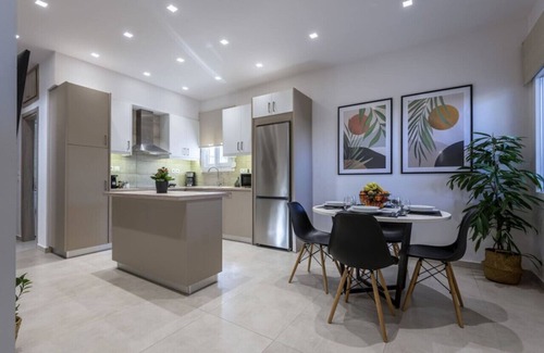 Kos Apartment | Spacious & Luxe 3 BR Downtown