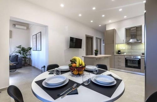Kos Apartment | Spacious & Luxe 3 BR Downtown